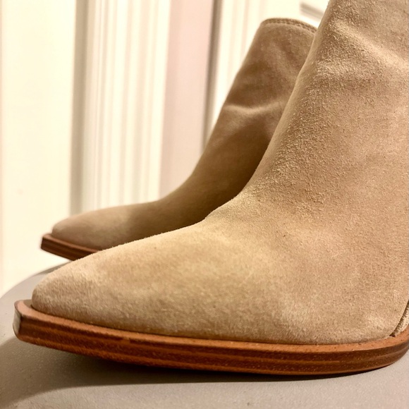Vince Camuto
Suede Ankle pointed booties - Picture 5 of 8